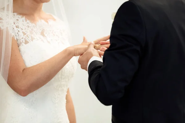 Anéis Casamento Ela Pôs Aliança Cima Dele Feche Noiva Coloque — Fotografia de Stock