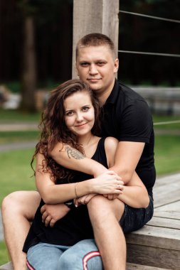 Sevgi dolu genç çift yaz günü kafede sarılıp öpüşüyor..