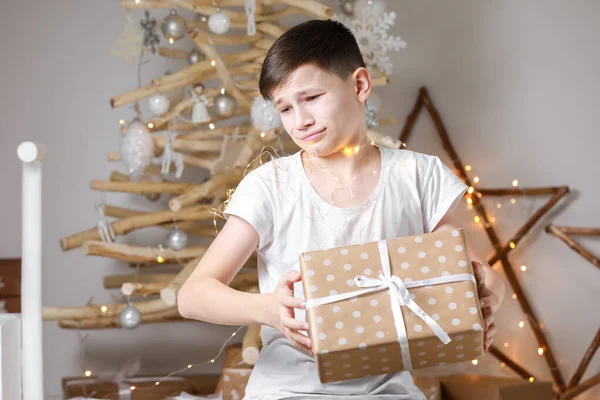 Concepto Vacaciones Niño Confucado Por Árbol Navidad Decoración Madera Sus —  Fotos de Stock