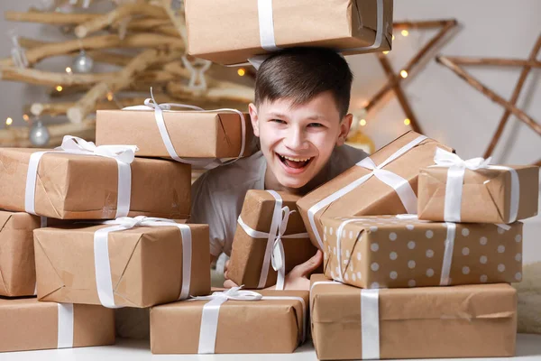 Compras Vacaciones Niño Celebrando Fiestas Cerca Del Árbol Navidad Sonriente —  Fotos de Stock