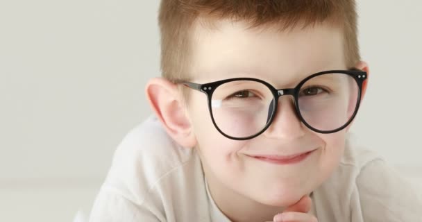 Portrait child boy With Glasses Looking at Camera. Laughs Happily toothless kid with Glasses Looking at Camera. Close Up. Inquisitive preschool boy Portrait. Face Funny Contemplative. 4k — Stock Video