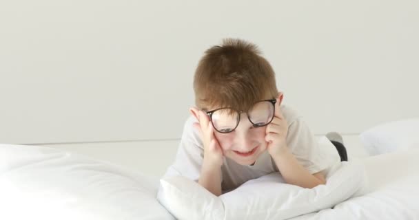 Słodki chłopiec pokazuje różne emocje, smutek i radość. Bezzębny dzieciak odchodzi i zakłada okulary. Twarzą do Śmiesznej Kontemplacji. 4k — Wideo stockowe