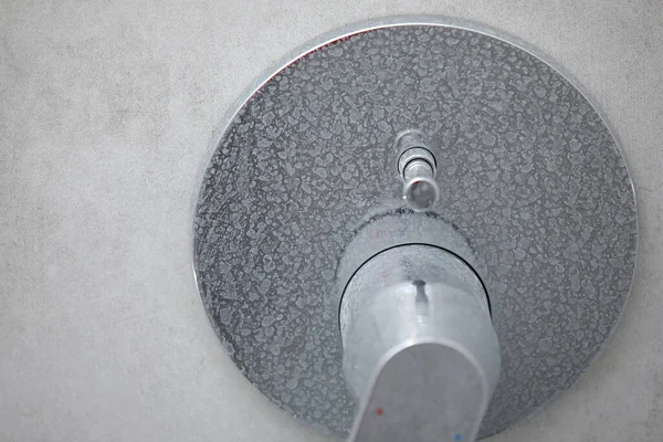 Dirty Calcified Shower Mixer Tap Kohout Vápencem Deska Vody Chrome — Stock fotografie