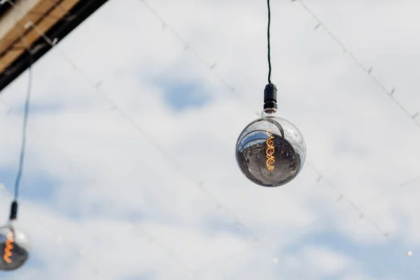 Una Guirnalda Bombillas Retro Terraza Del Café Urbano —  Fotos de Stock