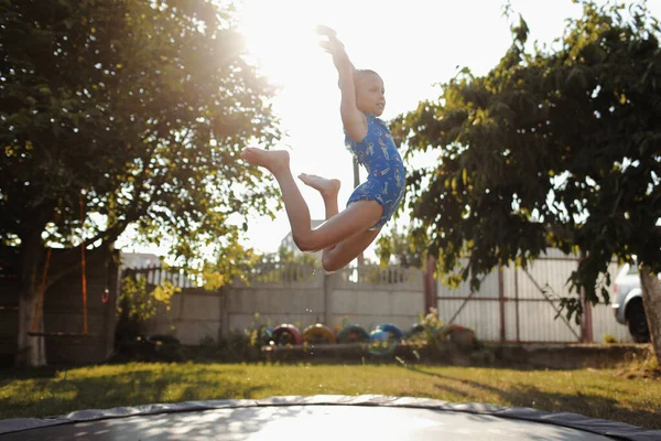 Little Sports Girl Jumps Trampoline Outdoor Shot Girl Jumping Trampoline — Zdjęcie stockowe