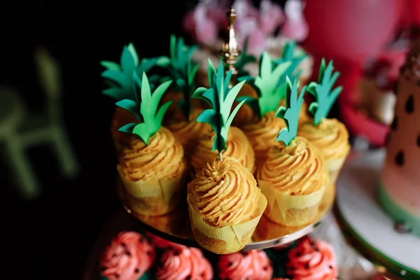 Födelsedagsservering Bord Med Moderna Desserter Muffins Med Ananas Sötsaker Med — Stockfoto