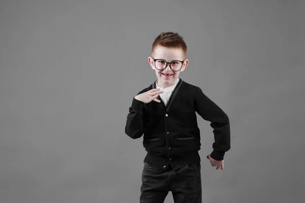 Menino Bonito Com Óculos Está Sorrindo Divertindo Isolado Fundo Cinza — Fotografia de Stock