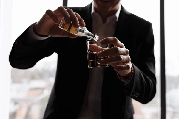 Férfi Üzletember Öltönyben Tölt Egy Pohár Alkoholt Konyakot Vagy Whiskyt — Stock Fotó