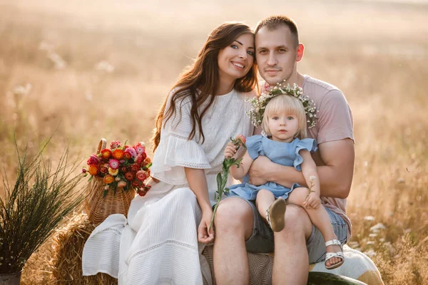 Gelukkig Gezin Samen Mooie Jonge Ouders Witte Kleren Knuffelen Hun — Stockfoto