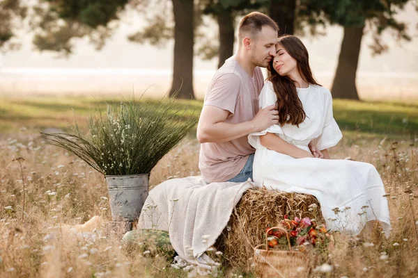 Jovem Casal Feliz Amor Sentado Pilha Palha Verão Parque Abraços — Fotografia de Stock