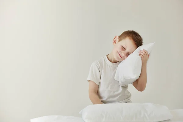 Portret Nieformalnie Ubranego Chłopca Opierającego Się Białej Poduszce Przytulającego Zmęczonego — Zdjęcie stockowe