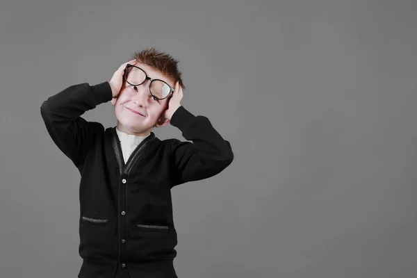 Liten Söt Pojke Med Glasögon Leende Och Kul Isolerad Grå — Stockfoto