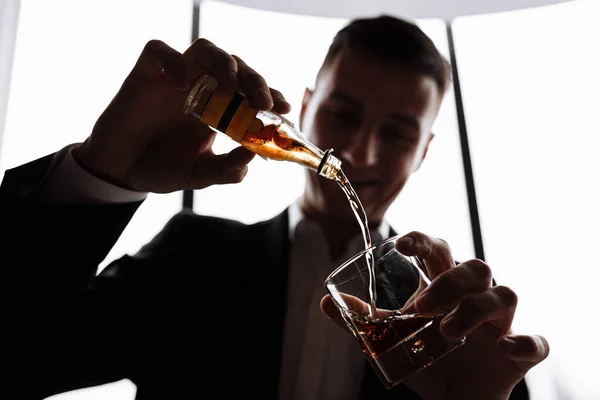 Homme Affaires Souriant Costume Verse Verre Alcool Cognac Whisky Partir — Photo