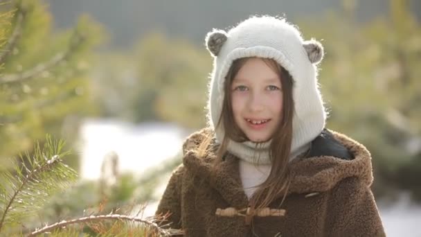 Porträt Eines Fröhlich Lächelnden Niedlichen Kleinen Mädchens Winterkleidung Das Vor — Stockvideo