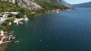 Adriyatik Denizi 'ndeki istiridye çiftliğinin hava manzarası. Kotor Körfezi, Karadağ. Taze ve kaliteli deniz ürünleri buradaki ana endüstridir. 4K