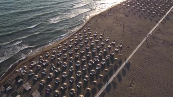 Uitzicht Vanuit Lucht Bovenaanzicht Het Prachtige Zandstrand Met Parasols Golven — Stockvideo