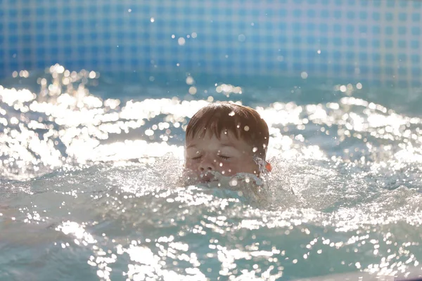 Lächelnder Junge Spielt Schwimmbad Sommerferien Oder Kurse Sommer Und Schwimmaktivitäten — Stockfoto