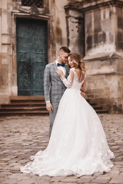 Noiva Elegante Noivo Gentilmente Abraçando Rua Cidade Europeia Casamento Lindo — Fotografia de Stock