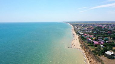 Güney Ukrayna, Avrupa 'da deniz kıyıları manzarası. Güzel kumsalı ve berrak mavi denizi olan bir tatil köyü. Karadeniz 'de rahat bir tatil için ideal bir yer. Drone fotoğrafı.