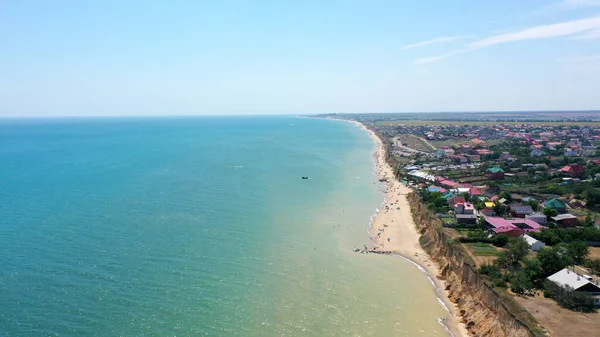 Güney Ukrayna, Avrupa 'da deniz kıyıları manzarası. Güzel kumsalı ve berrak mavi denizi olan bir tatil köyü. Karadeniz 'de rahat bir tatil için ideal bir yer. Drone fotoğrafı.