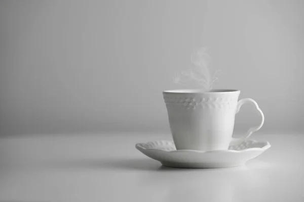 Biały Kubek Spodek Herbaty Lub Kawy Parą Białym Tle Ceramiczny — Zdjęcie stockowe