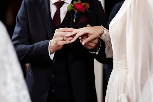 Manos Novia Novio Solemne Proceso Intercambio Anillos Que Simboliza Creación — Foto de Stock