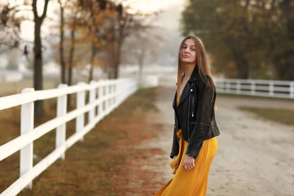 Autunno Ragazza Autunno Ritratto Felice Bella Bella Giovane Donna Abito — Foto Stock