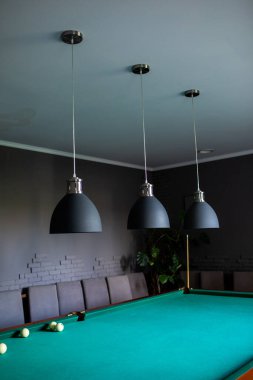 Bilardo masasının üzerinde asılı siyah lambaları yakın çekim. Boş aktivite iç tasarım elementleri