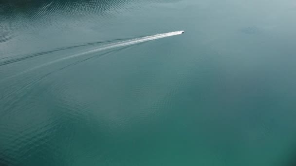 Vista aérea de un barco blanco en las aguas cristalinas azules. Drone vista de un yate navegando hacia el mar azul. Barco de gran velocidad moviéndose a alta velocidad. viaje, 4k. — Vídeos de Stock