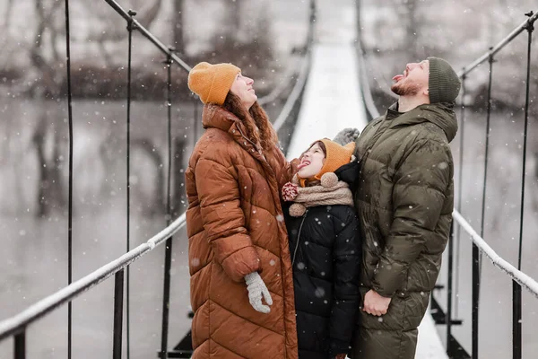 Young Mother Father Little Daughter Catches Snowflakes Beautiful Winter Park — Stock Photo, Image