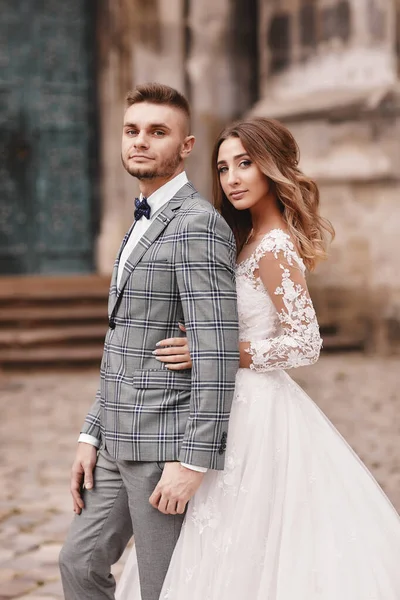 Stilvolles Brautpaar Beim Sanften Umarmen Der Europäischen City Street Wunderschönes — Stockfoto