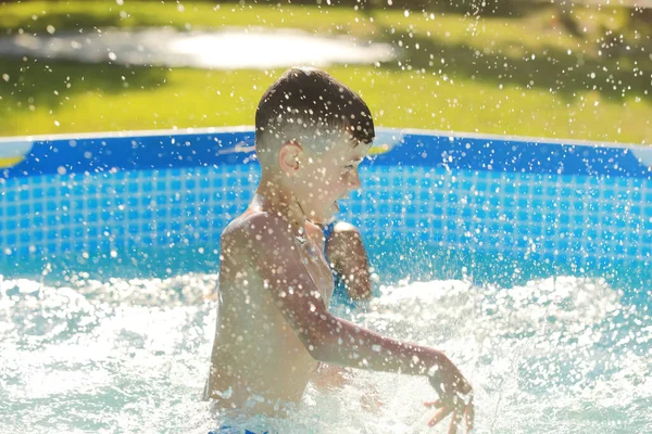 一个面带微笑的男孩正在游泳池里玩耍 暑假或课程 在游泳池里为快乐的孩子们安排暑期和游泳活动 — 图库照片
