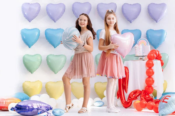 Słodkie Dziewczynki Balonami Postaci Serca Rękach Wielu Kolorowych Balonów Serca — Zdjęcie stockowe