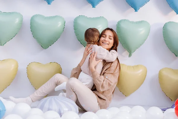 Bela Jovem Mãe Pequena Filha Fofa Divertindo Juntos Ficar Balões — Fotografia de Stock