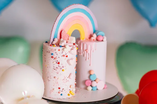 Grote Verjaardagstaart Met Regenboog Kleurrijke Sprinkles Veel Kleurrijke Hart Ballonnen — Stockfoto