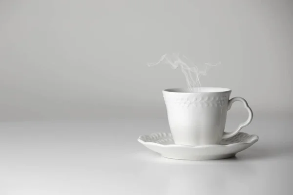 Biały Kubek Spodek Herbaty Lub Kawy Parą Białym Tle Ceramiczny — Zdjęcie stockowe