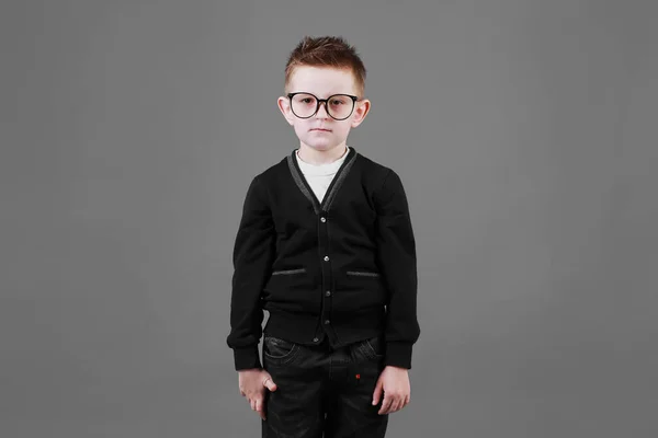 一个戴眼镜 头戴灰色背景特写的聪明而严肃的男孩的画像 学校教育 科学和创新 商业发展的概念 复制空间 — 图库照片