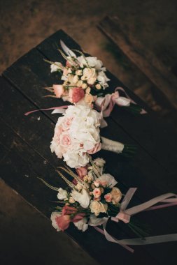 Güzel bir düğün buketi, düğün çiçekçisi. Şık bir gelin buketi. Yaklaş. Yan görüş. Düğün dekoru. Sanat eserleri.