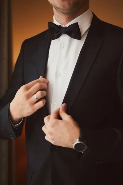 Homem Noivo Traje Formal Casamento Com Borboleta Terno Mãos Cuidado — Fotografia de Stock