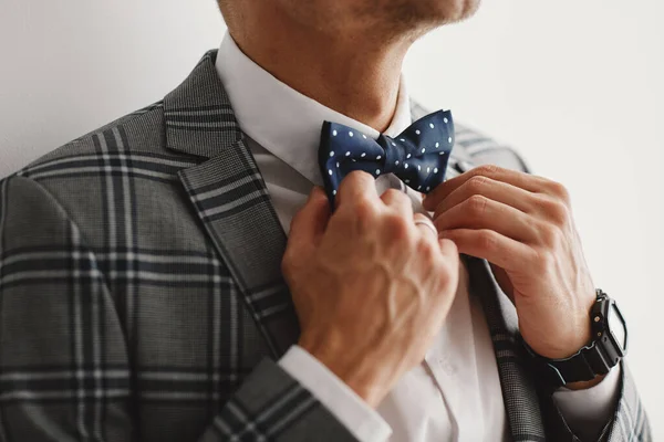 蝶と結婚式の正式な衣装で新郎の男 スーツ ネクタイ 修正するために 調整するために ファッション スーツを着たハンサムなビジネスマン セクシーな男の肖像画 — ストック写真