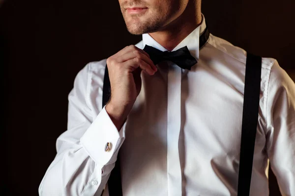 蝶と結婚式の正式な衣装で新郎の男 スーツ ネクタイ 修正するために 調整するために ファッション スーツを着たハンサムなビジネスマン セクシーな男の肖像画 — ストック写真