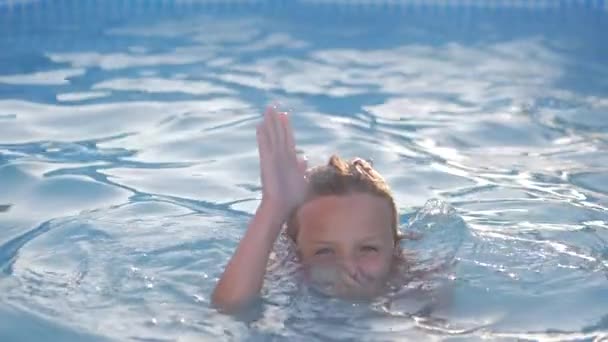 Sorridente ragazza in piscina, bambino sta giocando. Vacanze estive o lezioni. Estate e attività di nuoto per bambini felici in piscina — Video Stock