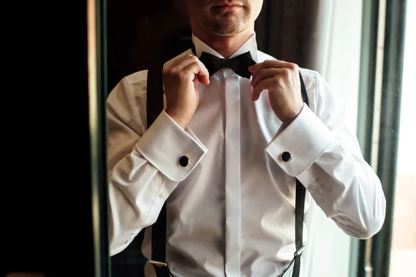 Hombre Novio Traje Formal Boda Con Mariposa Traje Manos Cuidado — Foto de Stock