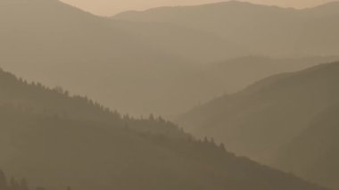 Dağların silueti. Sisli sabah dağları. dağ sıralarının eğimleri