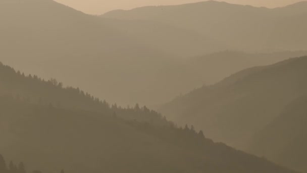 Силуэт гор. туманные утренние горы. склоны горных хребтов — стоковое видео