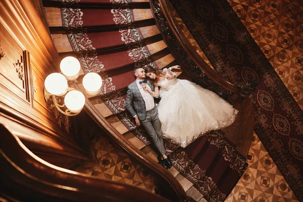 Dia Casamento Noiva Bonita Vestido Longo Branco Noivo Jovem Vestindo — Fotografia de Stock