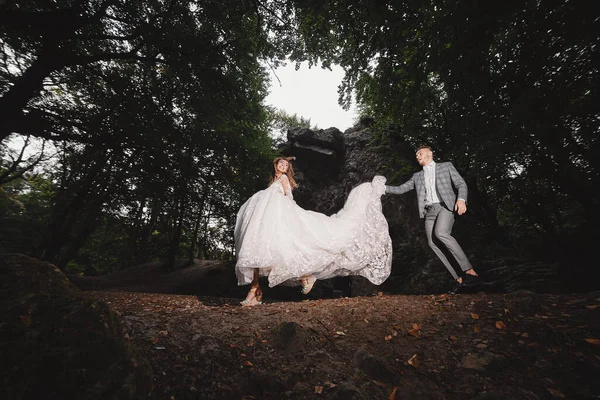 Düğün Çifti Ormanda Yürüyor Uzun Beyaz Elbiseli Gelin Takım Elbiseli — Stok fotoğraf