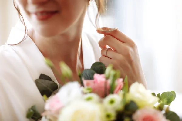 Fotografia de corte de noivas irreconhecíveis mãos com manicure leve e noivado ou anel de casamento mantendo buquê nupcial de peônias brancas ou rosa pálido. Noivas reunião da manhã — Fotografia de Stock