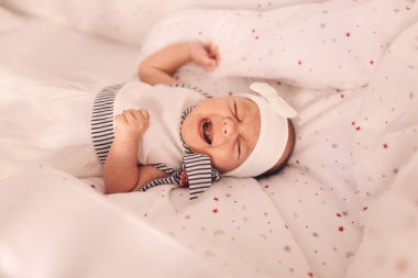 on hafta eski küçük kız yatakta ağlama ve el hareketi.