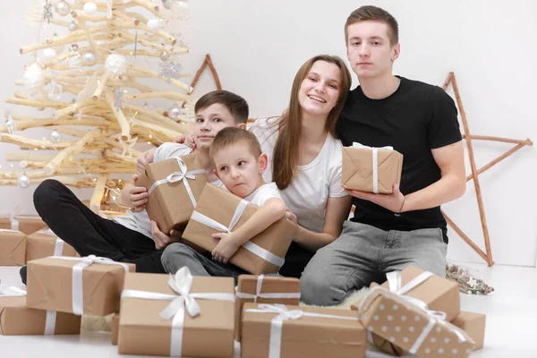 Tatil Kavramı Sevimli Gençler Ahşap Süslemelerin Noel Ağacının Hediye Kutularının — Stok fotoğraf